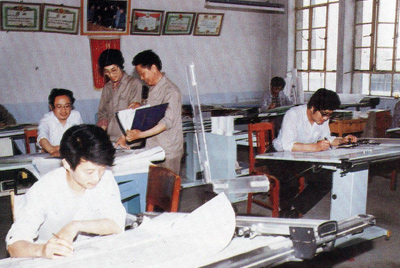 從1984年第一季度到抓管理上登記全面提高企業(yè)素質(zhì)驗收前，采取分線檢查、總結(jié)成績、找出差距、提出措施、限期整改的方法，使各項工作在整頓中鞏固提高，在鞏固提高中進行再整頓，再提高。