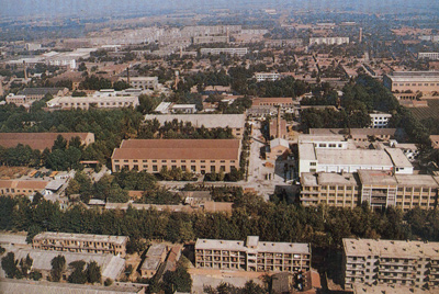 推土機總廠本部廠區(qū)。山東推土機總廠建立時，固定資產(chǎn)原值為2569萬元，占地面積為517538平方米，建筑面積為170861平方米。